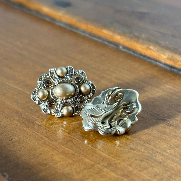 ✨Vintage Gold Monet Crystal Clip On Earrings✨ - Picture 2 of 2